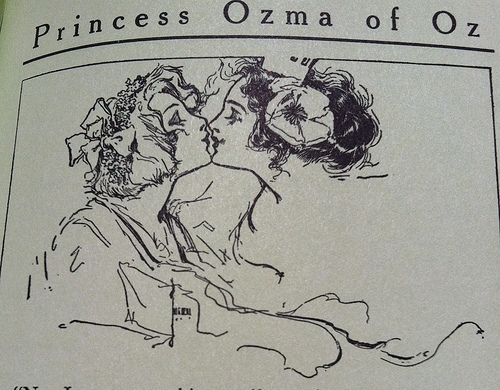 Ozma and Dorothy snogging