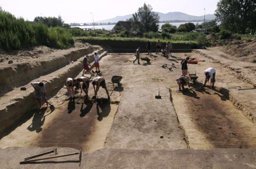 Archeologové v těchto dnech odkrývají v Pasohlávkách na Brněnsku základy někdejšího římského polního lazaretu. Ten byl součástí rozsáhlého opevněného komplexu, který si ve druhém století našeho letopočtu za vlády císaře Marka Aurelia postavila desátá římská legie u Jantarové stezky na kopci Hradisko. Lazaret v Pasohlávkách je největším zařízením svého druhu, které se z tohoto období dochovalo v oblasti na sever od Dunaje.