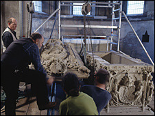 Raising the lid of the tomb. Picture supplied by Landesamt fur Denkmalpflege und Archaologie Sachsen-Anhalt, Juraj Liptak