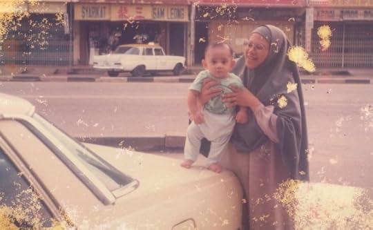 Saya masa kecil, bersama Ummi saya.