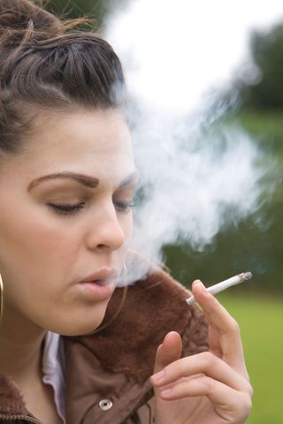 AY27732397Teenage girl smok