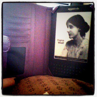 Kindle with Virginia Woolf screensave, in purple case