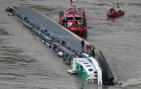  Allemagne. un bateau transportant de l'acide chavire sur le Rhin, deux disparus