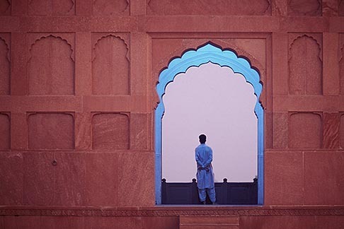 4-466-34 stock photo of Pakistan, Lahore, Early morning meditation, Badshahi Mosque