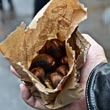 Będąc z Zurichu, koniecznie trzeba spróbować pieczonych kasztanów od ulicznego sprzedawcy