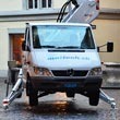 Jak przystało na samochód, ten Mercedes chodzi. Rozwiesza dekorację christmasową