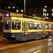 Wielki tramwaj, a z tyłu lampka rowerowa