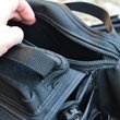 Płaska kieszeń tylna jest od wewnątrz pokryta rzepem velcro