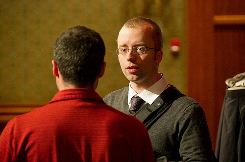 Meeting of the Minds: Ethan Marcotte and AEA attendee discuss the wonders of CSS3. Photo by the incomparable Jim Heid.