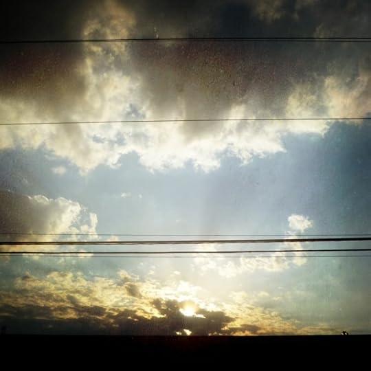 ¿Puedes ver el OVNI? (Pista: parecen los ojos encendidos de un robot).