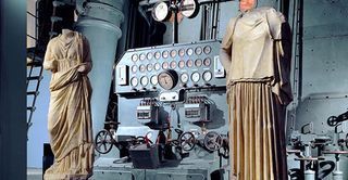 Statue_di_igea_ed_hestia_davanti_al_quadro_di_manovra_del_motore_diesel_flash