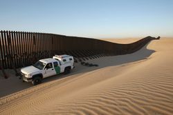 Construction+Continues+Border+Fence+Drug+Violence+NqiyY4nL6Vtl