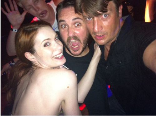 Wil_wheaton_nathan_fillion_felicia_day_comicon_photobomb