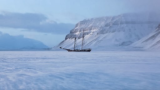 20110301_120441_Rowell-ghostship2.jpg