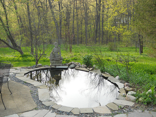 Kuan Yin, pondside