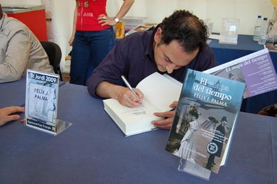 Félix J. Palma firmó ejemplares de El Mapa del Tiempo (Algaida)