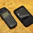 Porównanie HTC HD2 w futerale Otterbox Defender z telefonem Nokia 6250
