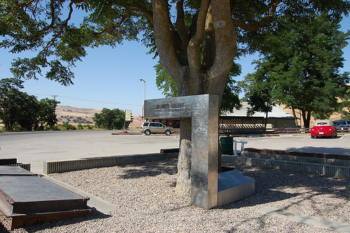 http://upload.wikimedia.org/wikipedia/en/4/43/JamesDeanMemorialCholame.jpg