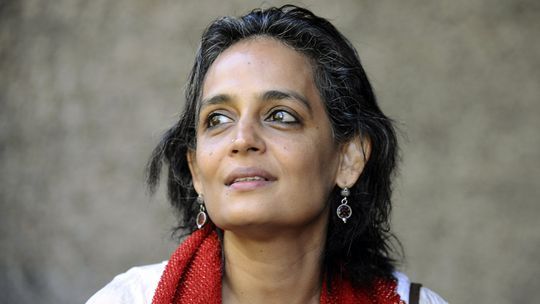 Die Schriftstellerin Arundhati Roy wurde 1959 in Südindien geboren. Ihr Roman "Der Gott der kleinen Dinge" machte sie 1997 weltberühmt.