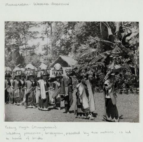 d5372298d8c43e539a3472a80edd385c_minang-saisuak-prosesi-manjalang-padang-magek-c1938