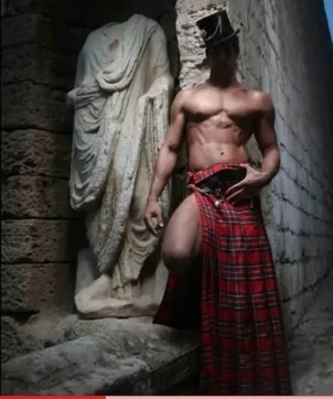 Paris in full lengh kilt