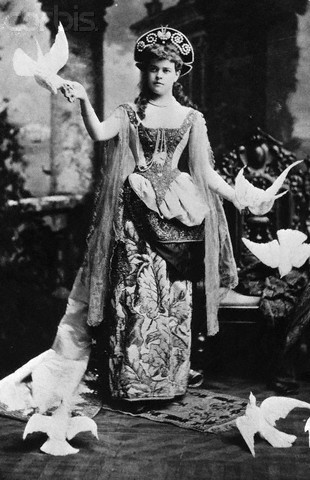 File:Alva Vanderbilt 1883 Costume Ball.jpg