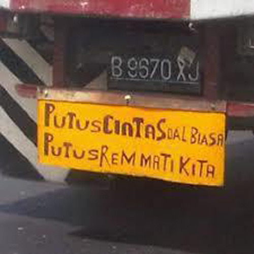 Putus Cinta Soal Biasa, Humor yang mengejek kesialan karakter.