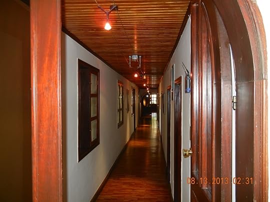 GH-13_ESTHER'S_INTERIOR_HALLWAY
