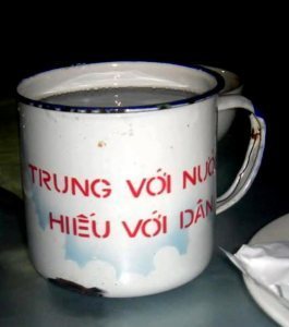 Chiếc ca men uống nước này rất thân thiết với anh bộ đội cụ Hồ…