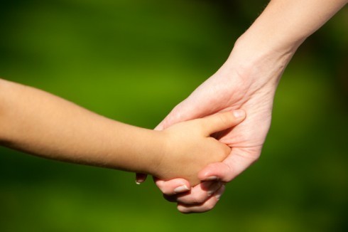 mother-child-holding-hands-490x326