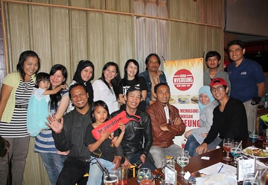 Suasana buka bersama Blogger Bandung dan Kang Cherish (Owner Kedai Nyereung)