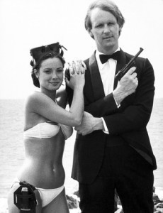 doctor_who_nicola_bryant_peter_davison_james_bond-esque_pose