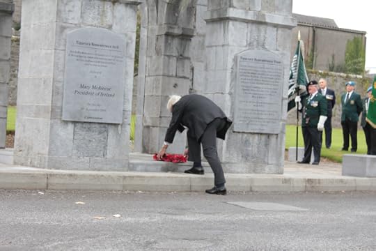 Major-General David Nial Creagh O'Morchoe lays a wreath on behalf of the Royal British Legion of Ireland (Sara Nylund)