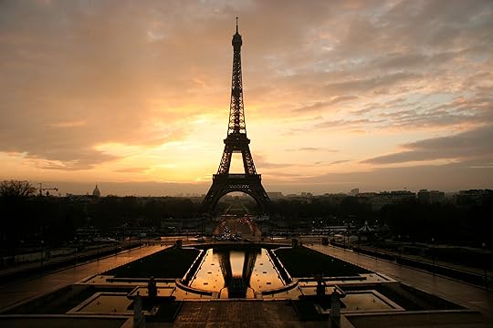 Eiffel_tower_at_dawn_horizontal