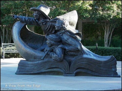 SantaCallsStatue 500x375 The Complete Listing of All Public Childrens Literature Statues in the United States