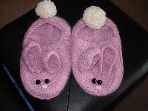 Made by Madame Purl, a great blog for craft lovers! http://madamepurl.com/2008/01/20/bunny-slippers/
