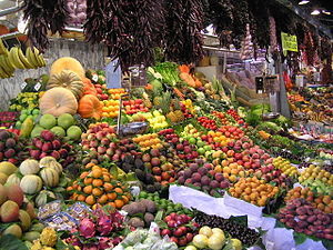 English: Fruit on display at La Boqueria marke...