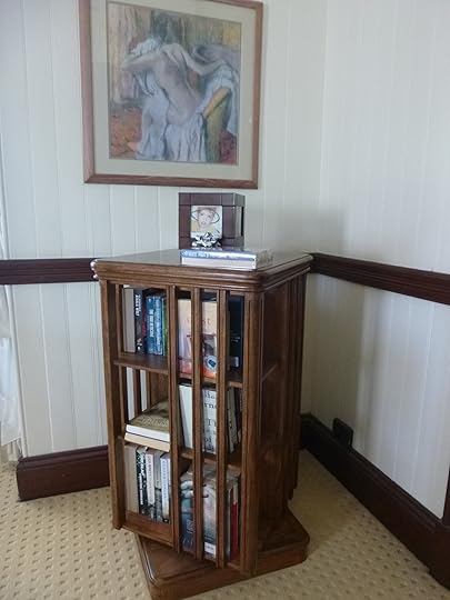 Revolving bookshelf