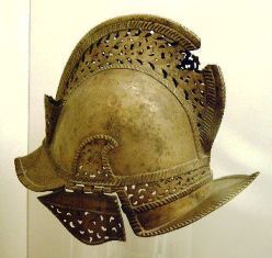 632px-Casco_español_s._XVI_(M._América,_Madrid)_02