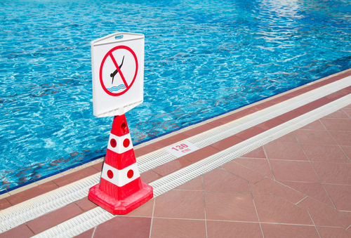 POOL - NO DIVING