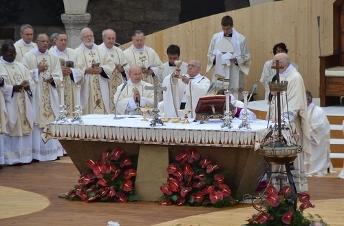 Pope Francis celebrates Mass in the Piazza San Franchesco in Assisi Oct. 4, 2013 Credit: Andrea Gagliarduci/CNA.