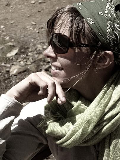 Jennifer Flemming giong all glam-glam in front of the Alam Kuh hut