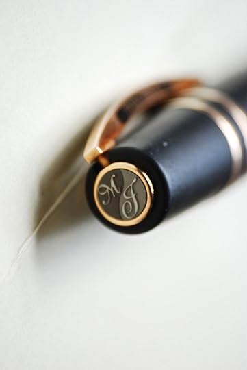The clever magnetic top that allows initials, precious stones or anything to personalise the pen.