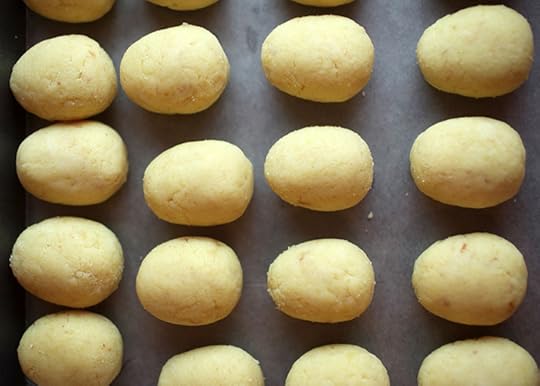 Egg shaped cake balls