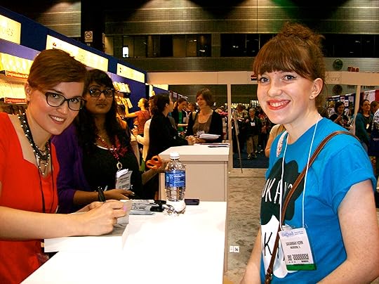 Veronica Roth's signing had the longest line of the day. Here's the chic Veronica signing DIVERGENT for Savannah.