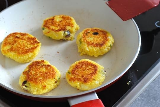 Frying couscous cakes