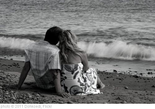 'Couple beach love' photo (c) 2011, Dohkoedi - license: http://creativecommons.org/licenses/by/2.0/