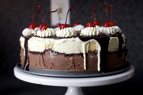 hot. fudge. sundae. cake.