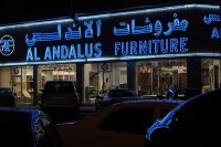 Excellent wavy neon, probably because all the neon-sign-makers were on the next block over.