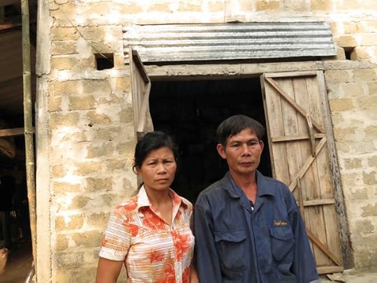 Vợ chồng anh Hải trước căn nhà nghèo của mình